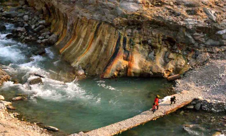 Children crossing a mountain rivulet