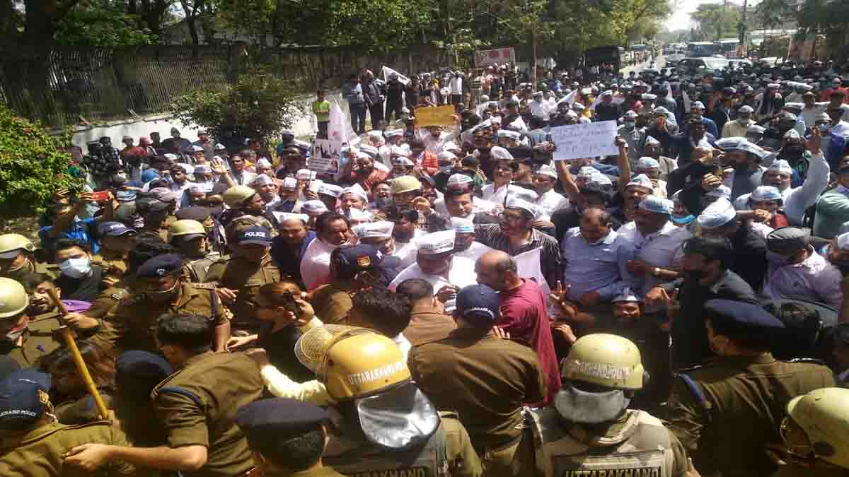 AAP rallies towards CM residence to protest against failures