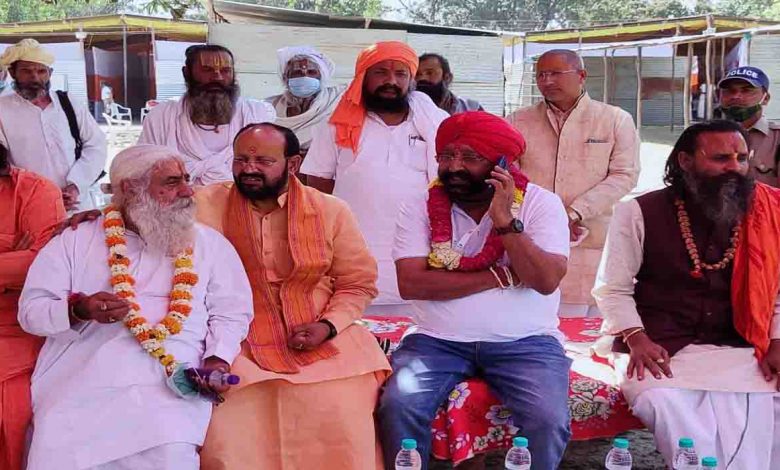 Officer garlanded a day after being roughed up in Bairagi camp