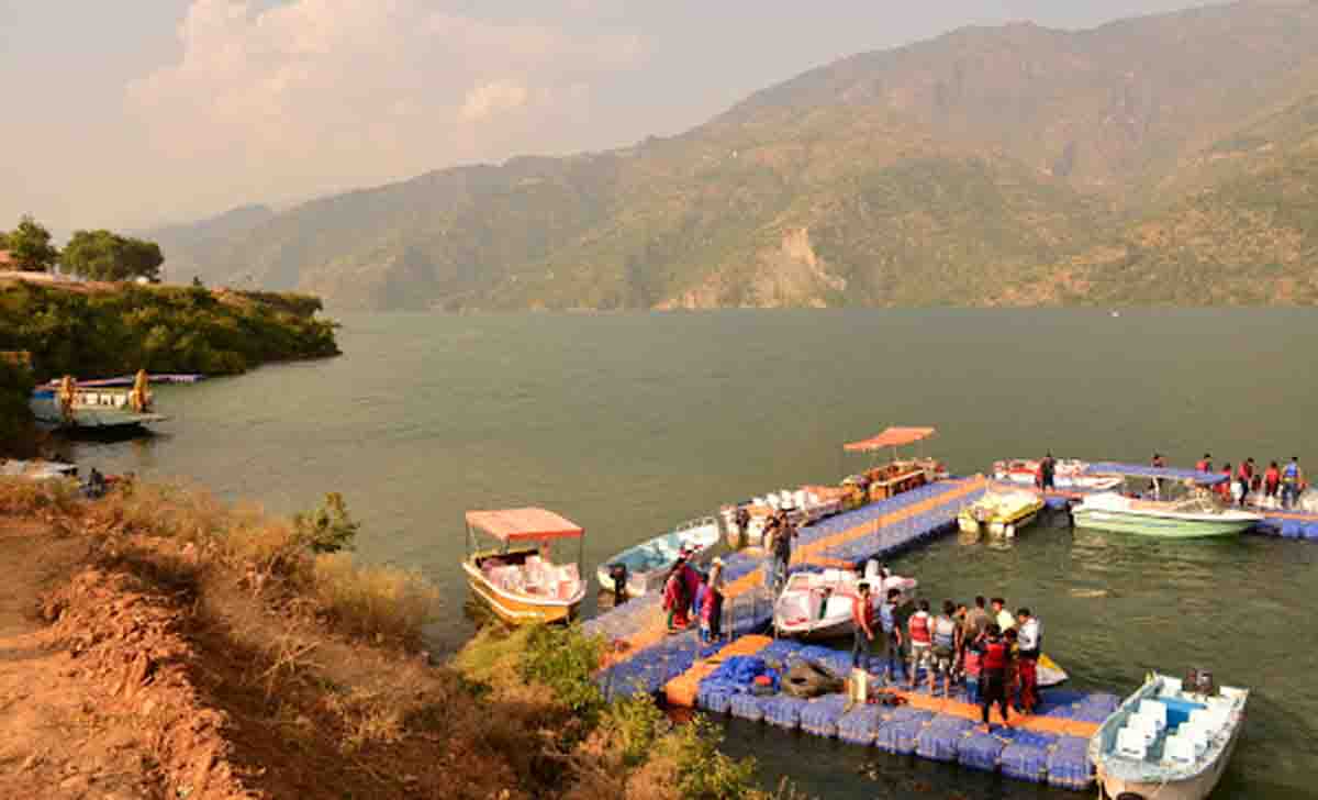 Slump in business, boatmen protest at Tehri lake