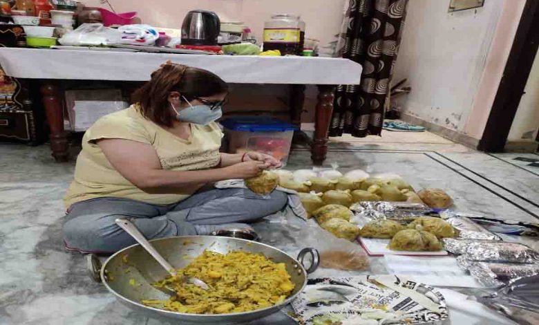 Women entrepreneurs deliver free meals to Covid affected families