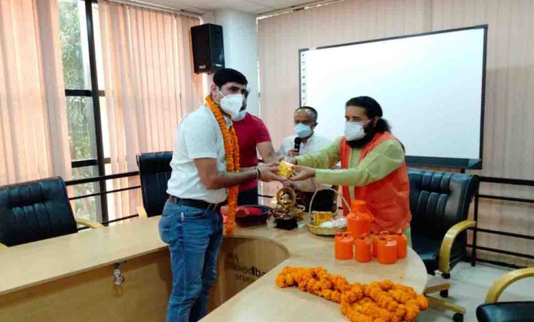 Yoga teacher Joshi lauds role of allopathic doctors in pandemic