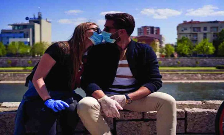 mask-to-mask-kiss