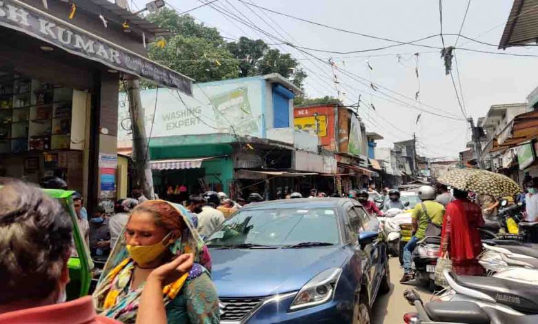 Heavy rush in markets, people violate Covid rules