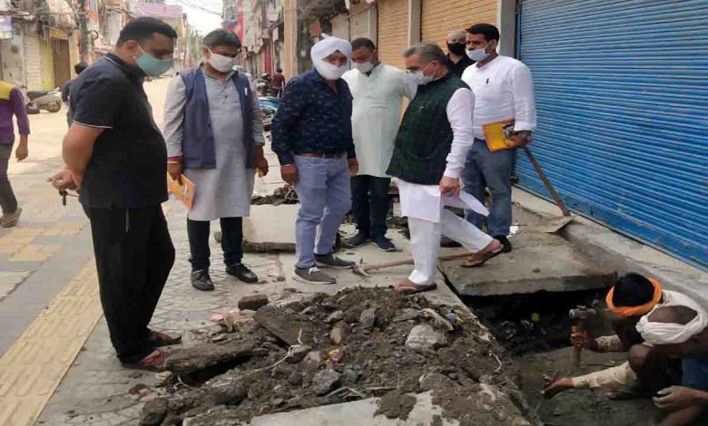 MCD commences task of cleaning drains in Paltan Bazaar