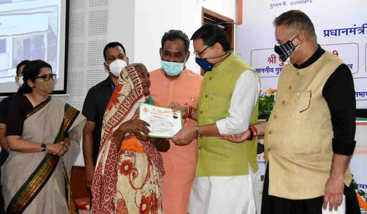 CM presents approval letters to PMAY-G beneficiaries