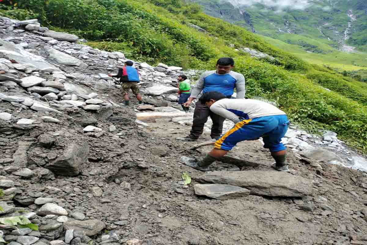 Heavy rain stops trekkers to Valley of Flowers