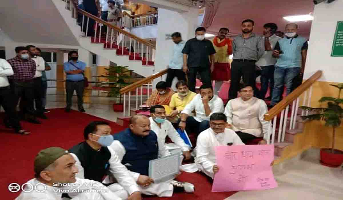 Manoj Rawat, Harish Dhami hold Dharna in assembly