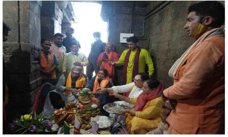 Nadda offers prayers with family at Jageshwar