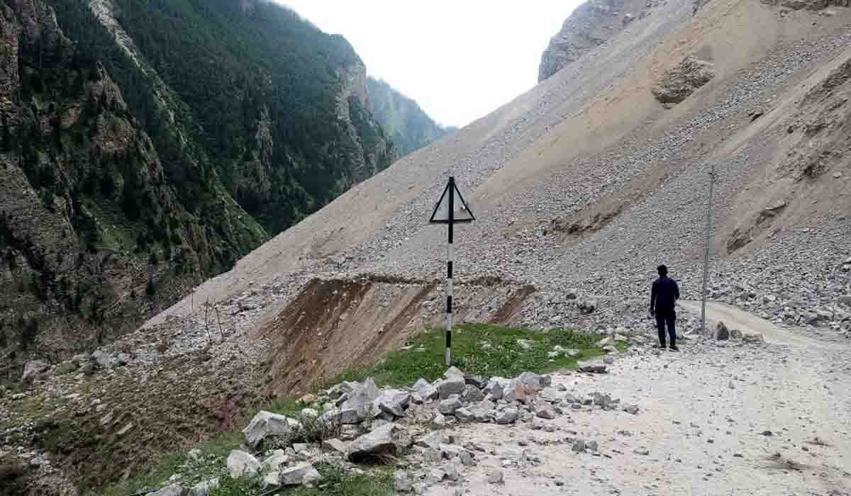 Road to border area remains blocked