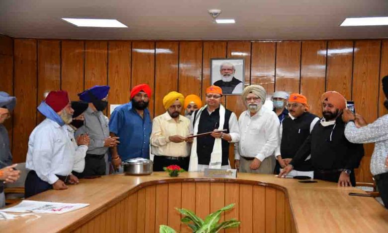 Sikh delegation meets CM Dhami.jpeg