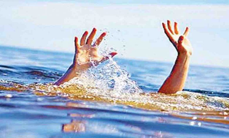 Woman jumps off bridge with children, kids feared dead