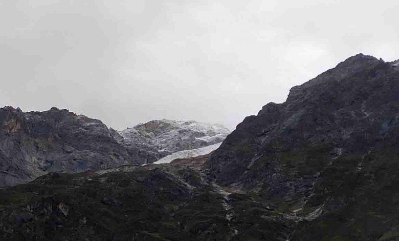 Snowfall in higher reaches brings chill in mountains