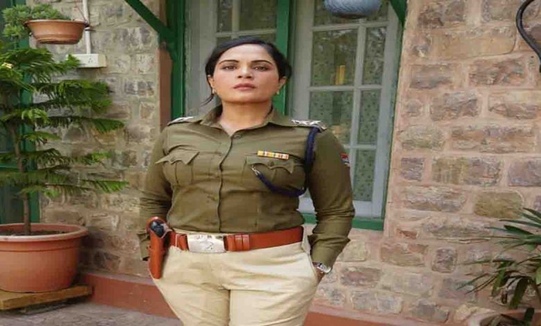 richa-chadha-met-female-cops-for--candy