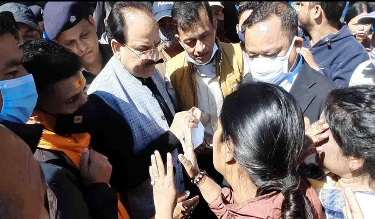 Landslide affected confront Union minister