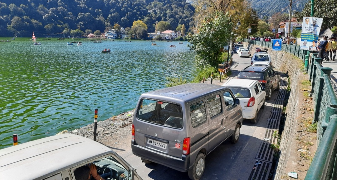 nainital cloged road by tourists