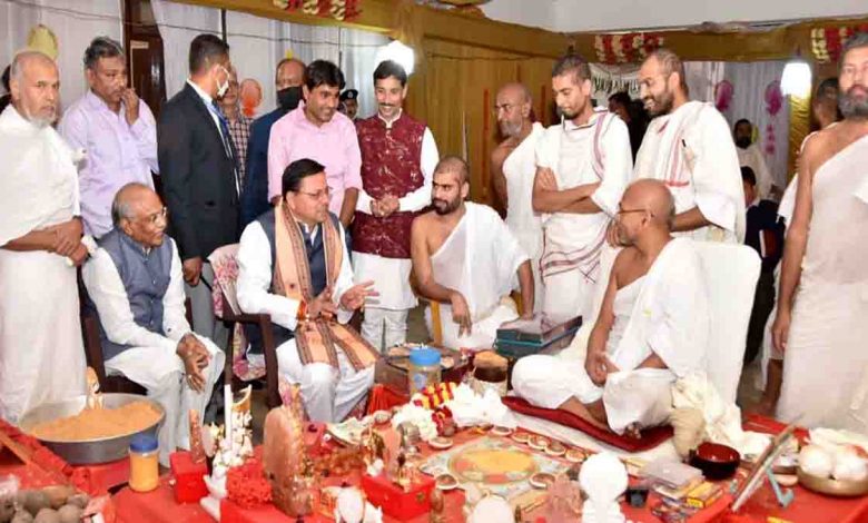 CM Dhami meets Jain ascetic Vishwaratan Sagar