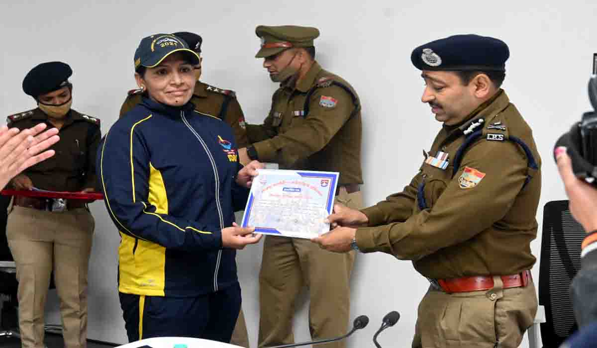 DGP felicitates SDRF team for scaling Mount Gangotri-I
