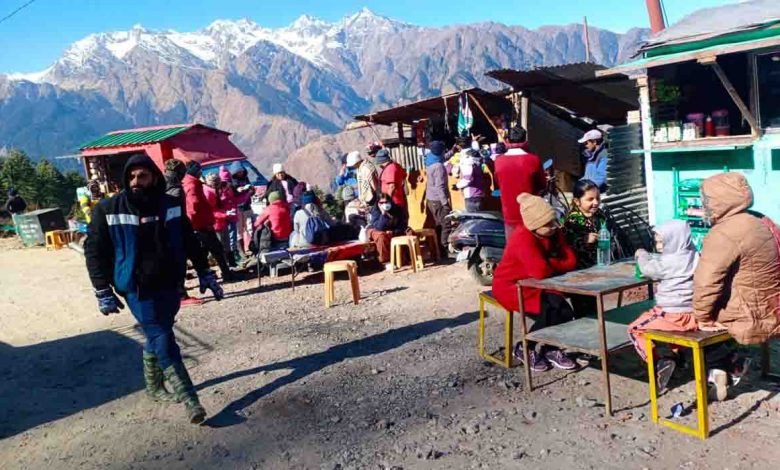 Snow covered Auli attracting tourists