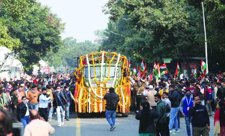 nation-bids-tearful-adieu-to-cds-gen-rawat--his-wife