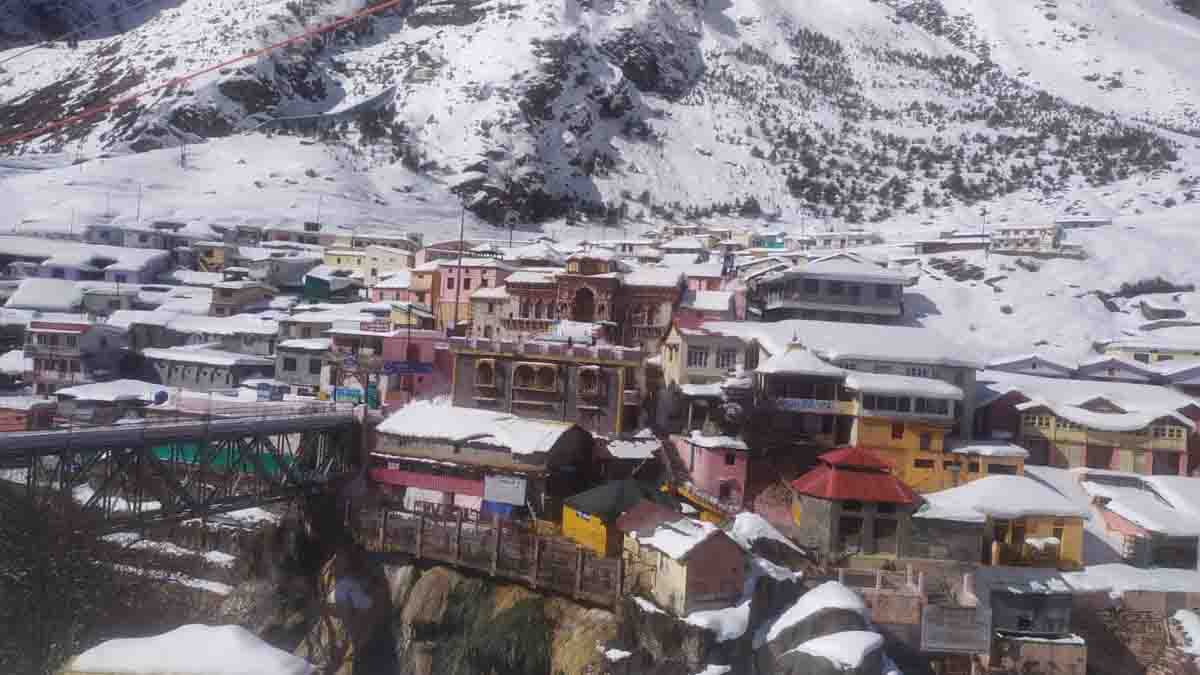 Badrinath covered in 3-feet snow, higher reaches blanketed by snow