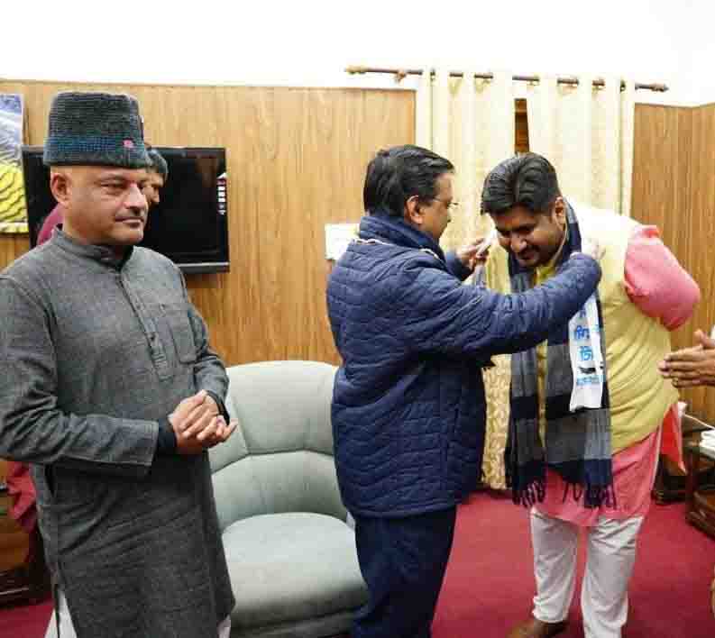 Kashyap joins AAP along with supporters