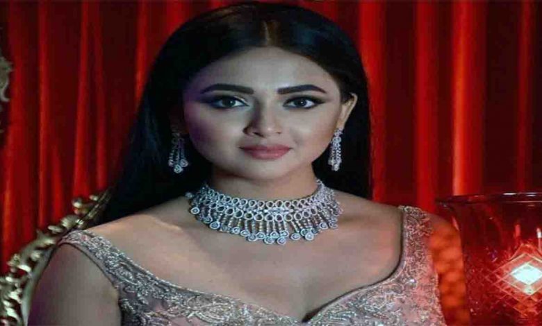 Tv star Tejasswi Prakash wins Bigg Boss 15 trophy