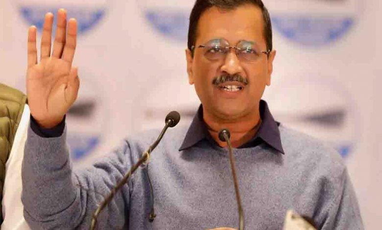 The national convener of the Aam Aadmi Party (AAP) and Delhi chief minister Arvind Kejriwal has promised Samman Rashi of Rs one crore to the families of each martyr of the army, police and paramilitary force of the state if the party wins Uttarakhand assembly elections. The party chief has also promised to provide reservation in government jobs to retired army personnel who retire at the age of 34-35 years. Kejriwal said this while addressing the public in Dehradun here on Monday. He arrived on his one-day visit and directly headed to Bijapur Guest House from Dehradun airport to hold a meeting with the senior leaders of the party. He arrived at Parade Ground around 3 PM to address a public gathering. Addressing the public, Kejriwal said that AAP leader Ajay Kothiyal informed him that most of the recruitments in the Indian army are from Uttarakhand but what the government provides to the families after the soldiers are martyred on duty is not adequate. “When AAP first formed the government in Delhi, I got to know that the government gives one sewing machine to the widow of the martyr of police personnel. Is this the value of their sacrifice? We made a scheme under which the government promised Rs one crore to the families of each martyr of the police, army and paramilitary. We will also launch the same scheme here to honour their martyrdom if our party forms the government here,” stated Kejriwal. He said that an army man joins the army at the age of 18-19 years old and work for at least 17-18 years but when he returns home, he faces challenges in getting a job. He said, “If AAP forms the government, such ex-servicemen will be given reservation in the government jobs. Their skills, training and patriotism will be utilised by the government and they will become partners in building new Uttarakhand.” He said that the state has the largest representation in the armed forces and if they make up their mind, no one can stop AAP from winning the elections. The Delhi CM also lashed out at Congress and BJP and accused them of deliberately keeping people illiterate since independence to allegedly use them as vote banks. He stated, “We improved the condition of government schools in Delhi in five years. Why they did not do it in past seven decades? All they want is to use people as vote banks rather than working for their welfare. When I announced to provide free electricity here, they mocked me and abused me. When the CM Pushkar Singh Dhami and other MLAs can get about 4,000 to 5,000 units of free electricity every month, why each family in the state cannot get 300 units free?” He added, “After I promised 300 units of free electricity, many leaders started making the same promise ahead of the assembly elections but only I can make it possible when the public will actually get Rs zero as electricity bill.” Kejriwal said that people here have trusted and voted for BJP and Congress in the past 20 years and they should give a chance to AAP this time.