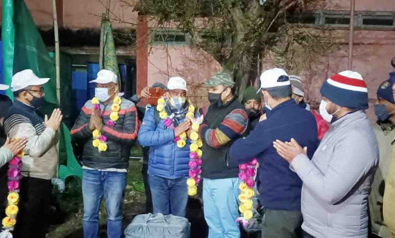 Polling teams from remote areas welcomed with garlands