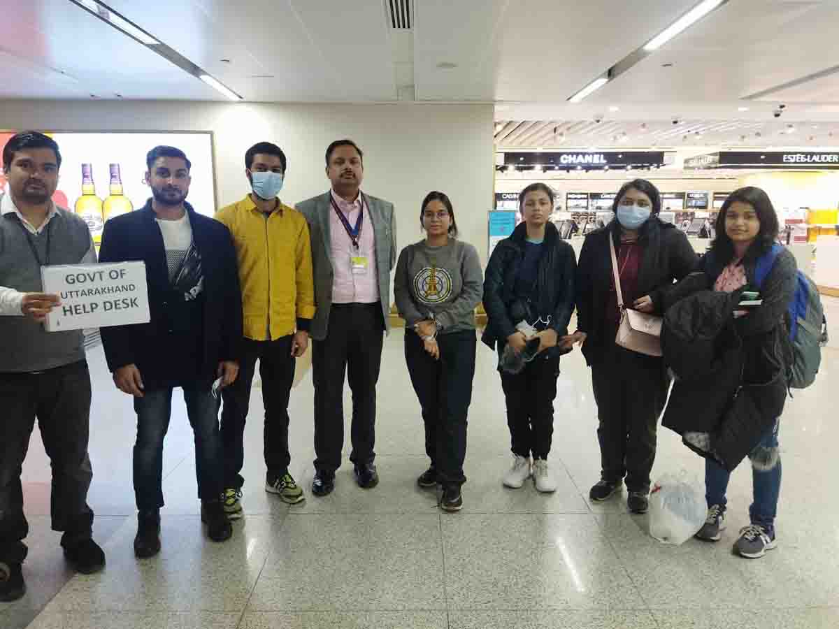 students return from Ukraine