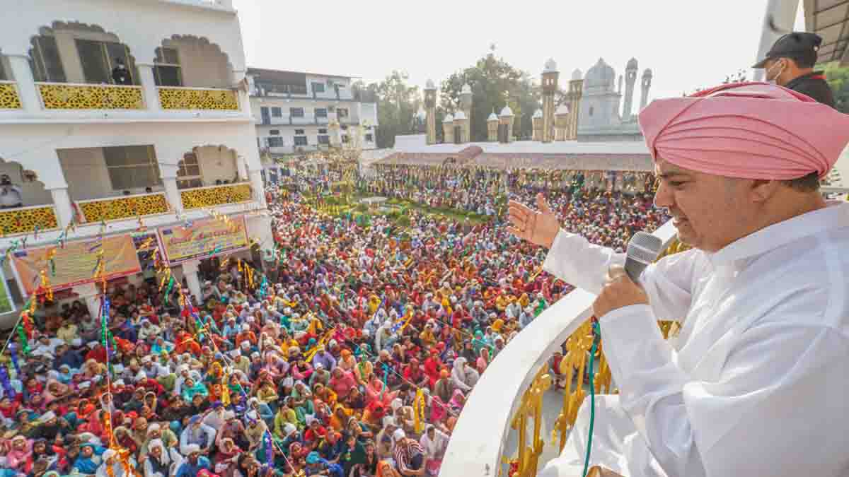 Large number of devotees arrive for Jhanda Mela