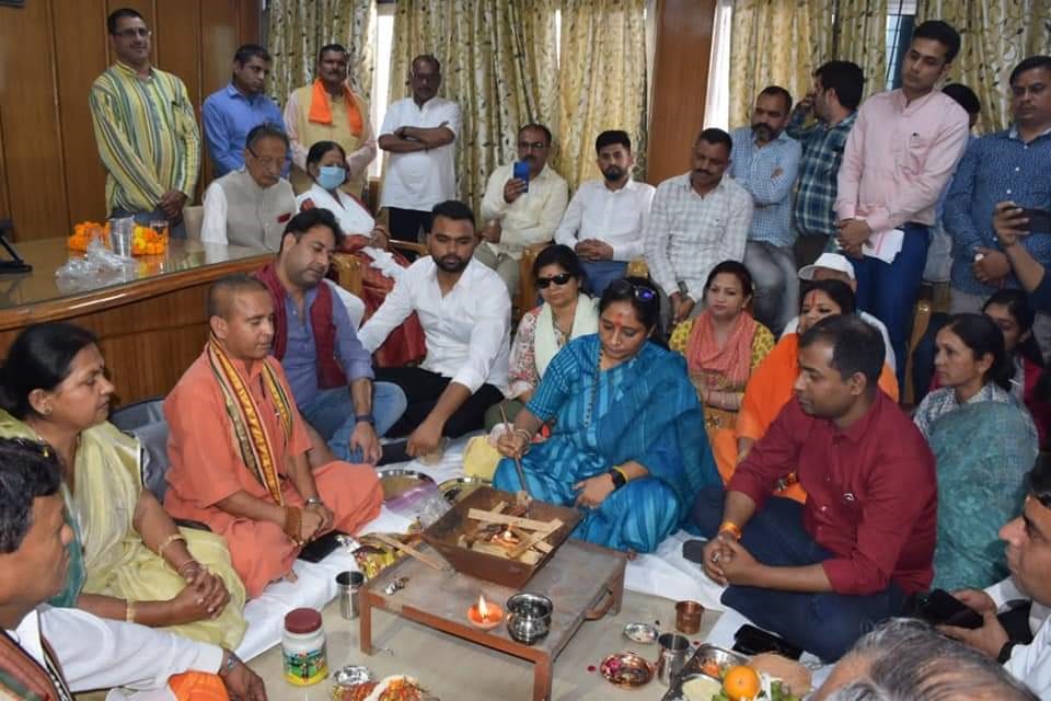 Ritu takes blessings of parents, holds Pooja in office