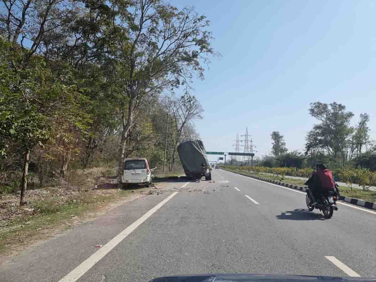 Two killed after car crashes into truck in Doiwala