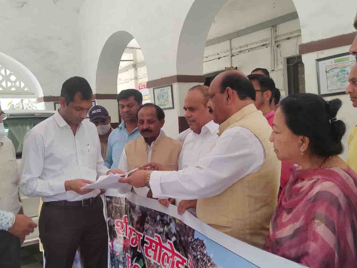 Congress leaders protest against sanitation woes in Doon