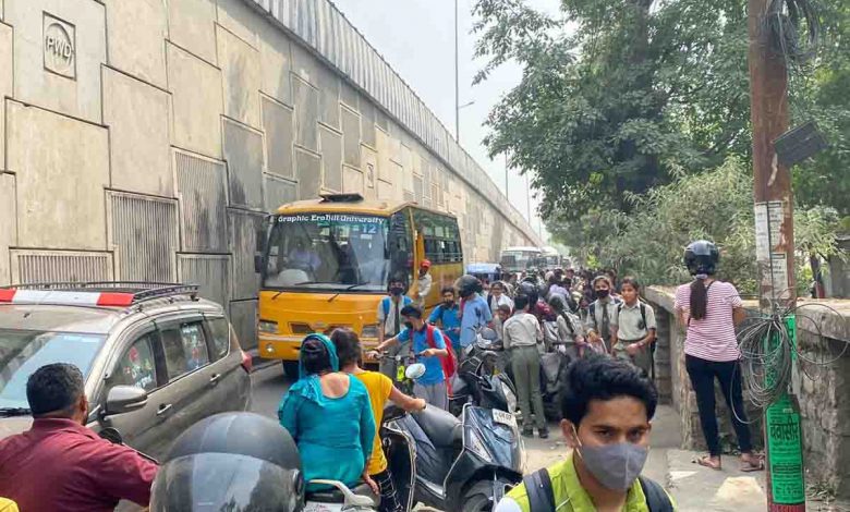 Educational institute buses, vans choke ISBT-Saharanpur Road.jpeg