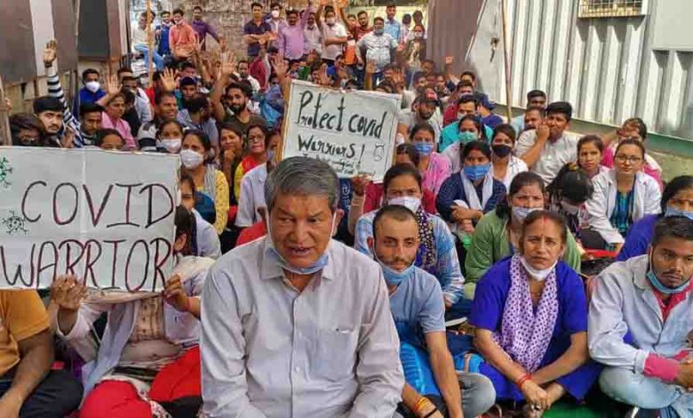 Harish Rawat extends supports to contractual workers of GDMC.jpeg