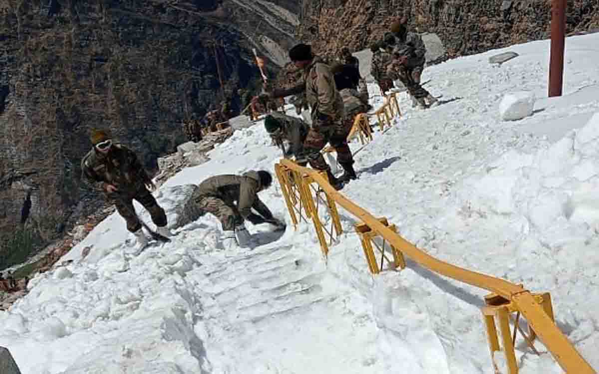 Army jawans clear snow off path to reach Hemkund
