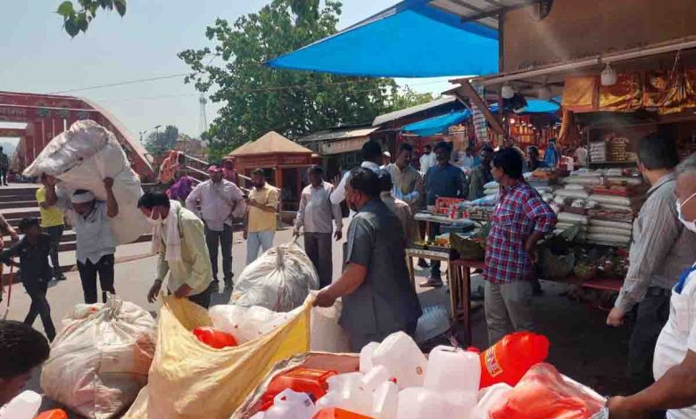 MCH seizes 350 kgs of plastic cans, aims to introduce glass bottles to carry Ganga water