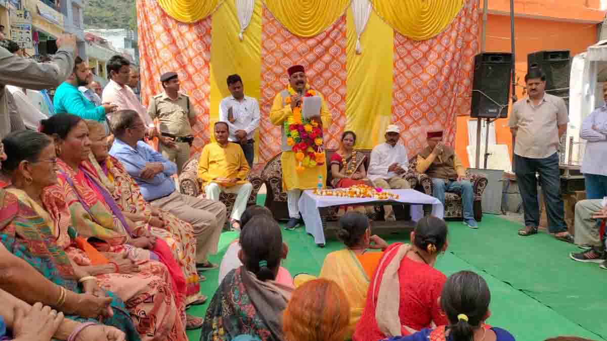 Maharaj interacts with locals on development & public grievances