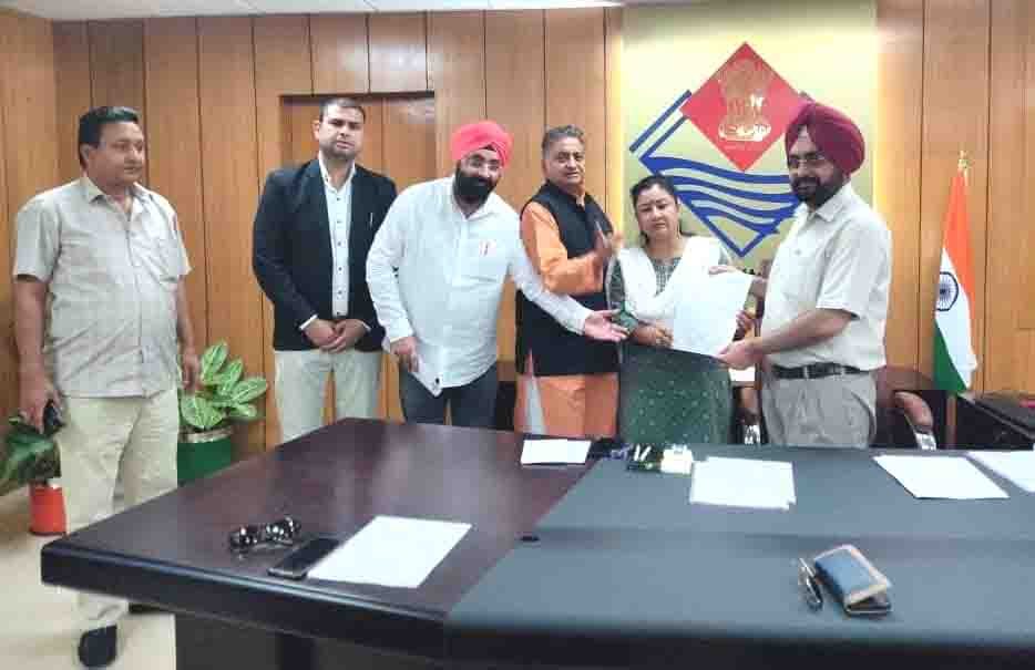 Congress Vijay Saraswat met the chief secretary S S Sandhu