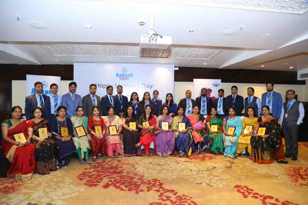 Dehradun Aakash+BYJU'S felicitates mothers of students