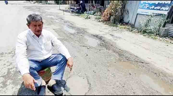 Former CM protests at pothole demanding swift work on NH 109