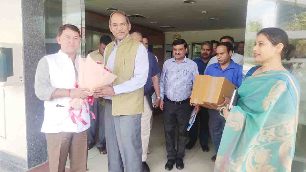 Indian ambassadors to Slovenia & Tajikistan meet industry officials