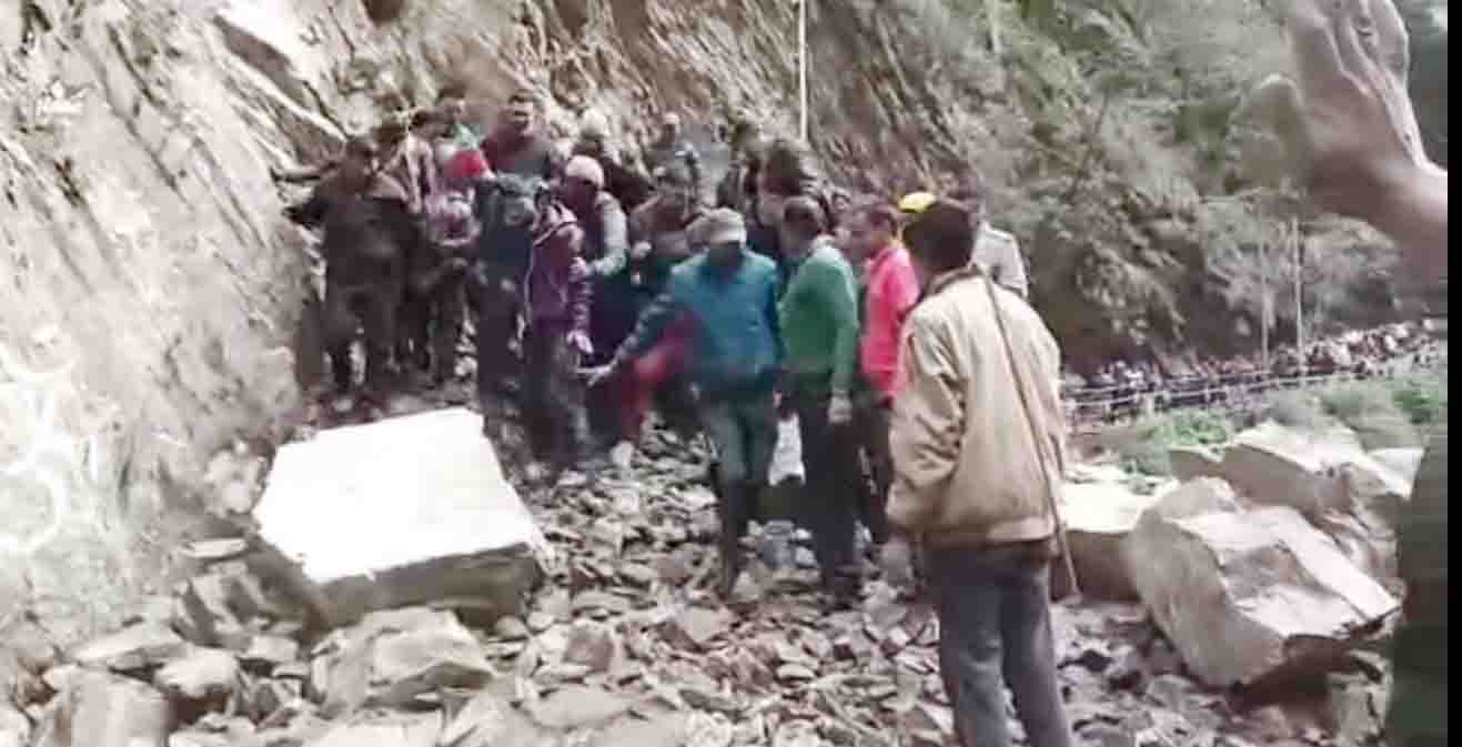 Rocks temporarily block pilgrimage to Badrinath & Kedarnath