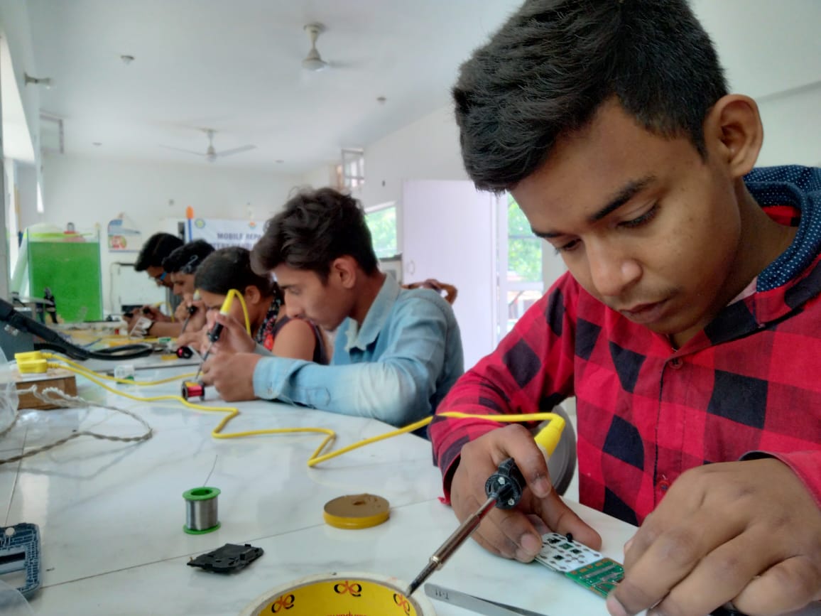 SPECS trains Garhwal youths in mobile phone repairing