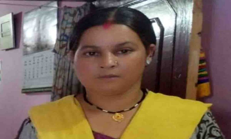 body of a woman in the Naini lake