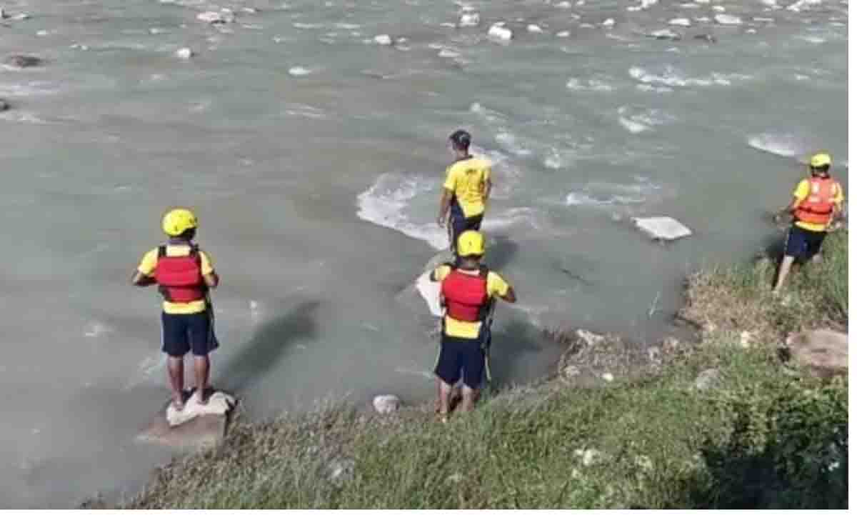 Duo swept away in Sarayu after woman jumps in to save niece