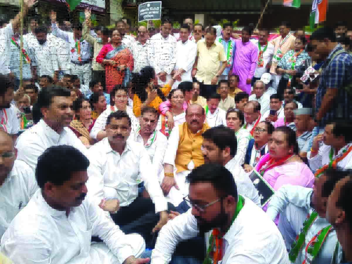 Cong stages protest against ED summoning Sonia