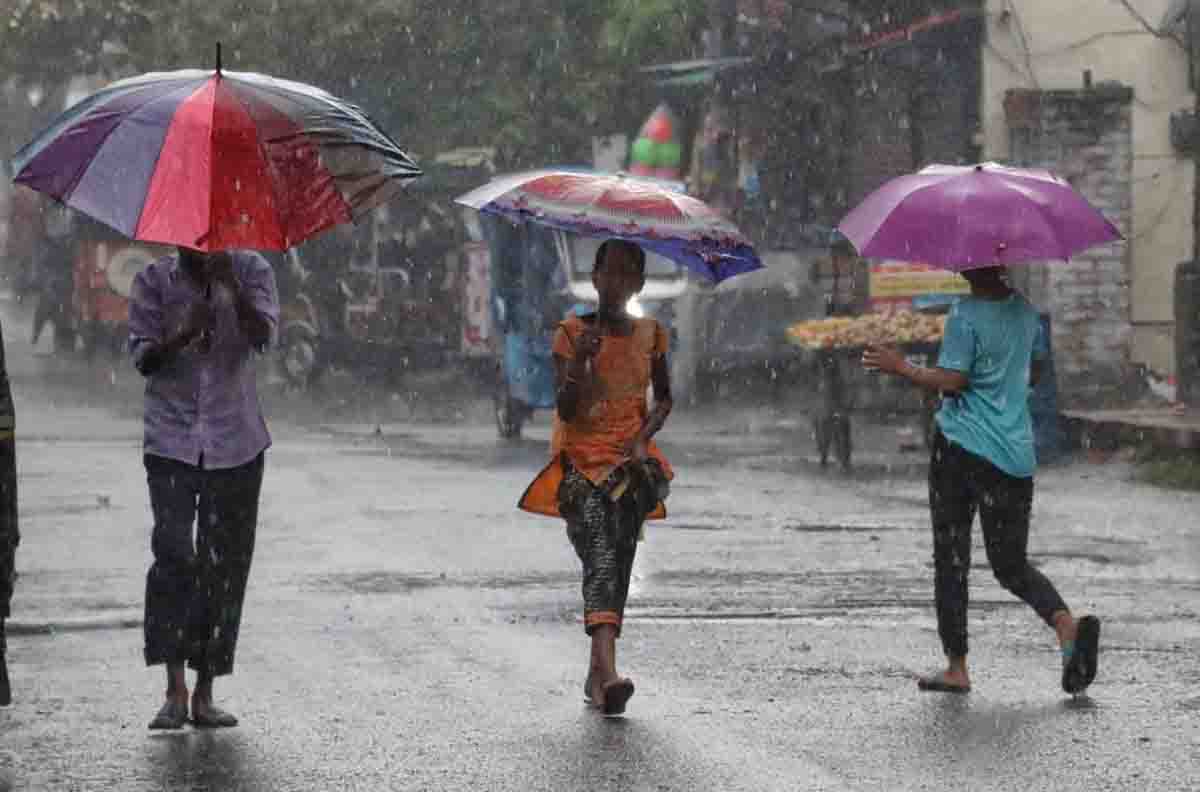Heavy rain warning issued for three districts today
