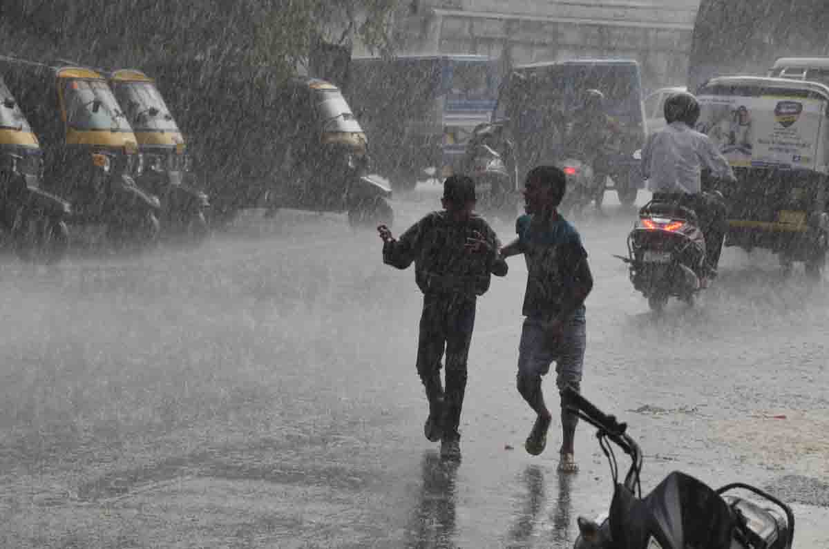Heavy rainfall warning for six districts today